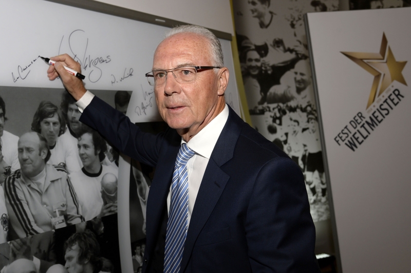 Fotbalová legenda Beckenbauer se nepřijede podívat na šampionát kvůli trestu od FIFA. Fotbalová legenda Beckenbauer se nepřijede podívat na šampionát kvůli trestu od FIFA.