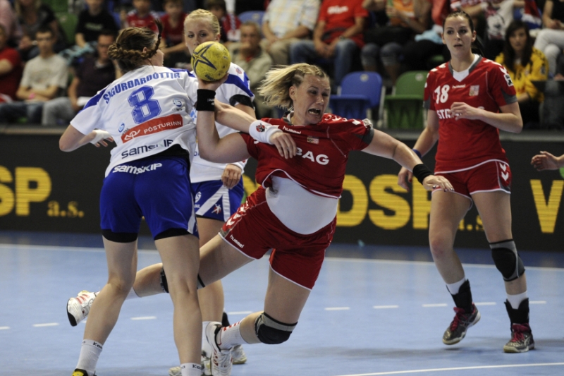Házenkářka Petra Vítková (u míče) končí v reprezentaci smutnou porážkou.