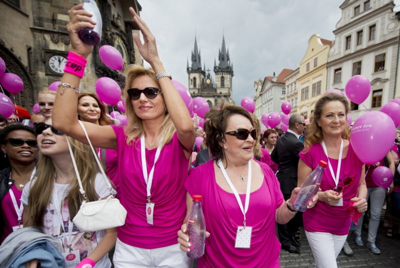 Pochod odstartovaly známé tváře. Vpředu herečky Kateřina Brožová, Jiřina Bohdalová a Simona Stašová.
