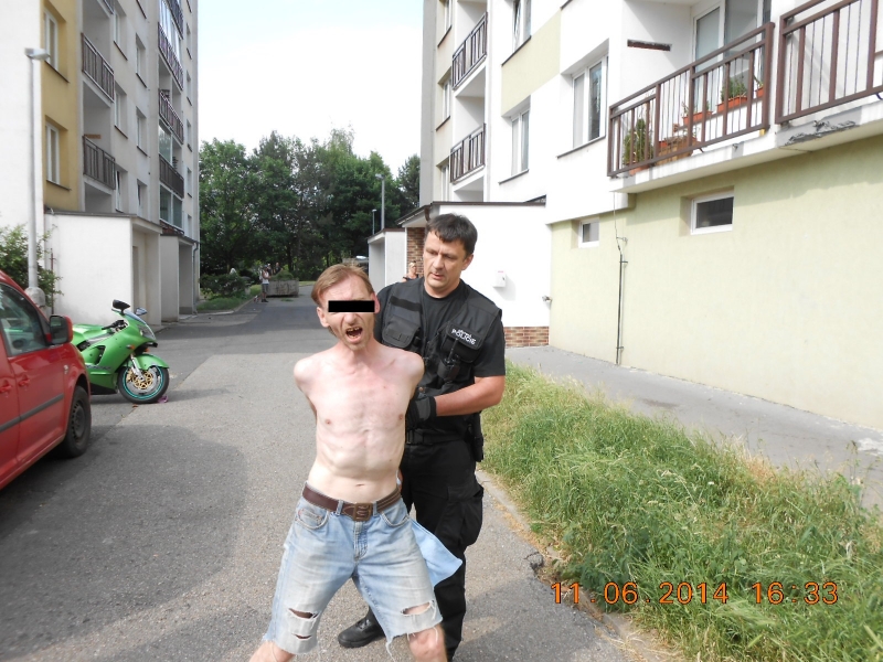 Muž byl nakonec převezen do nemocnice na psychiatrické vyšetření.