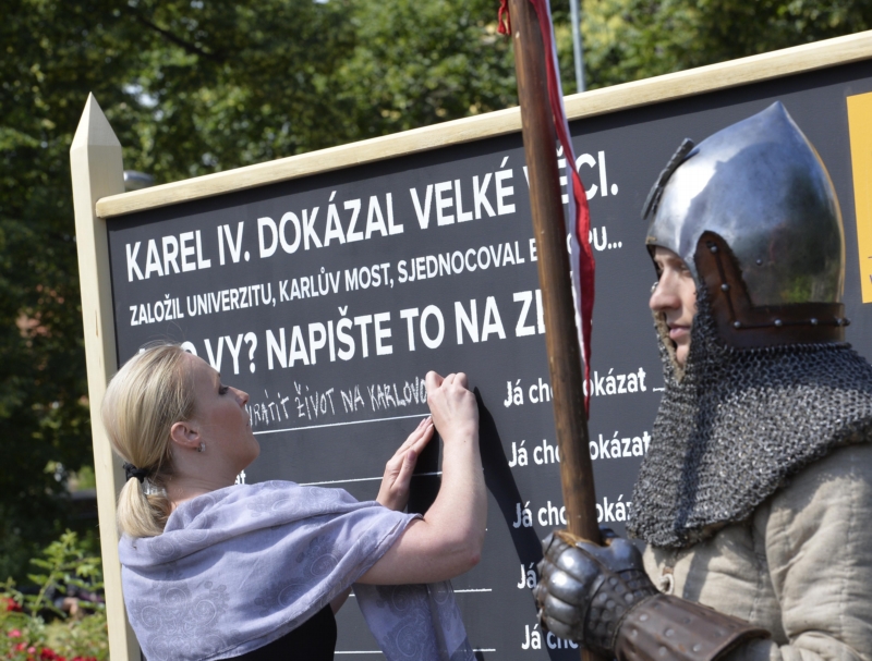 Na zeď Otce vlasti kolemjdoucí píšou svá přání. Na zeď Otce vlasti kolemjdoucí píšou svá přání.