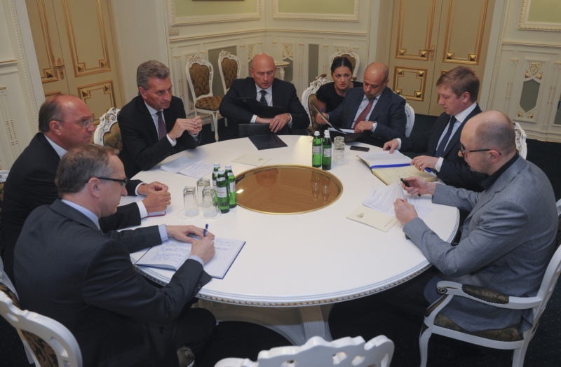 Jednání s ukrajinskými ministry, premiér Arsenij Jaceňuk vpravo.