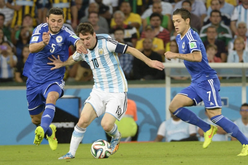 Lionel Messi se probírá bosenskou obranou.