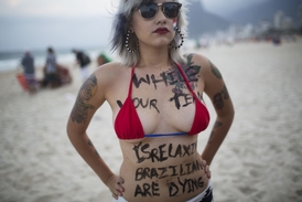 Lidé, čtěte. Brazilka upozorňující na násilí v zemi.