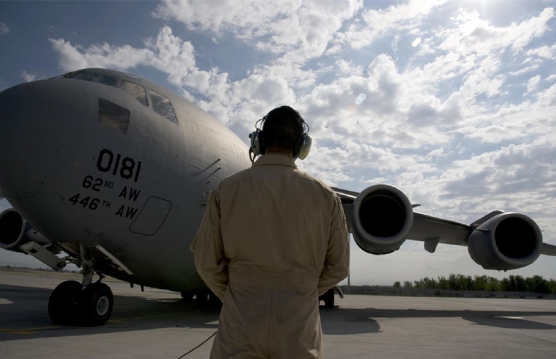 C-17 Globemaster III v Manasu.