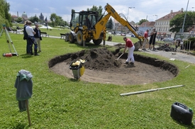 Vyhlubování jámy pro podstavec sochy.