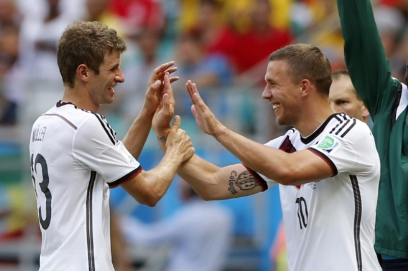 Německý střelec Thomas Müller (vlevo) se raduje z jednoho z svých tří gólů.