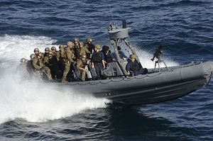 V Arabském zálivu jsou zatím dvě americká válečná plavidla.