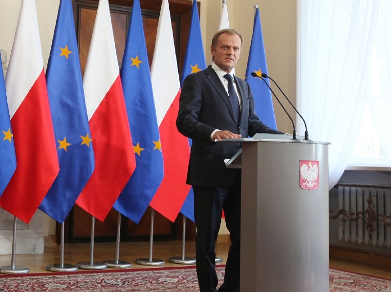 Premiér Tusk se snaží aféru bagatelizovat.