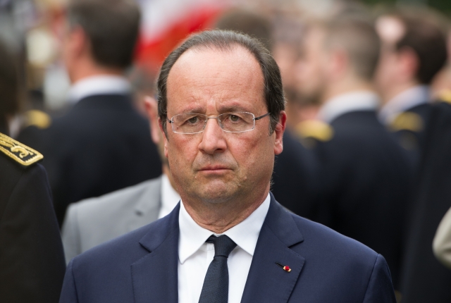 Francouzský prezident François Hollande odsoudil brutální napadení mladého Roma na severním předměstí Paříže.