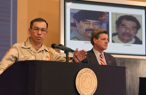 Generál Sanchez a ambasador USA v Bagdádu Bremmer informují o chycení Saddáma Husajna.