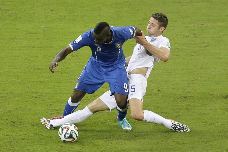 Mario Balotelli v souboji s anglickou obranou. 