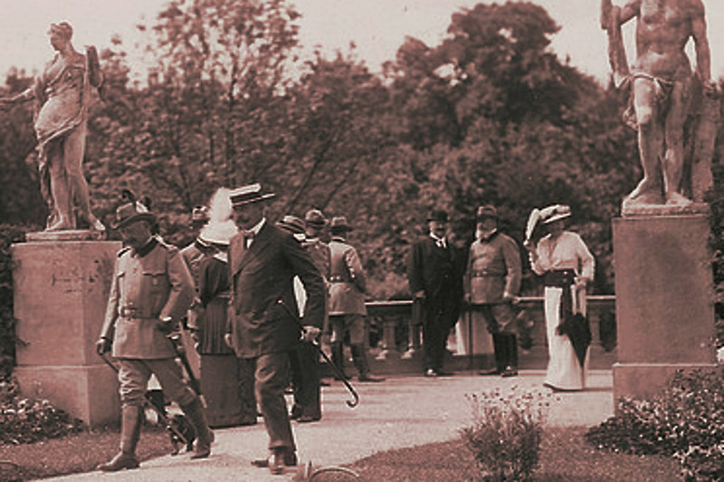 Arcivévoda Ferdinand na Konopišti (vpravo) ve společenském oděvu.