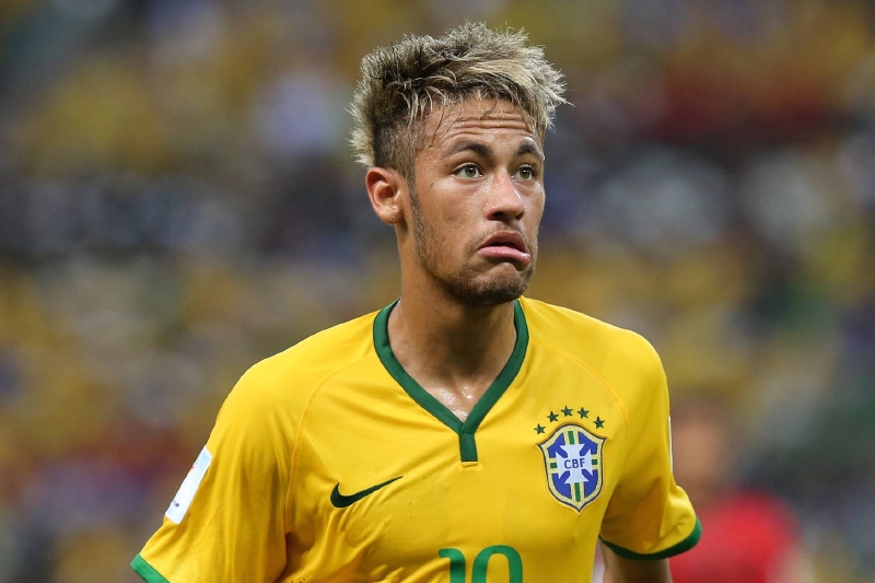 Trpký výraz Neymara napovídá, že v brazilském týmu je k pohodě daleko.
