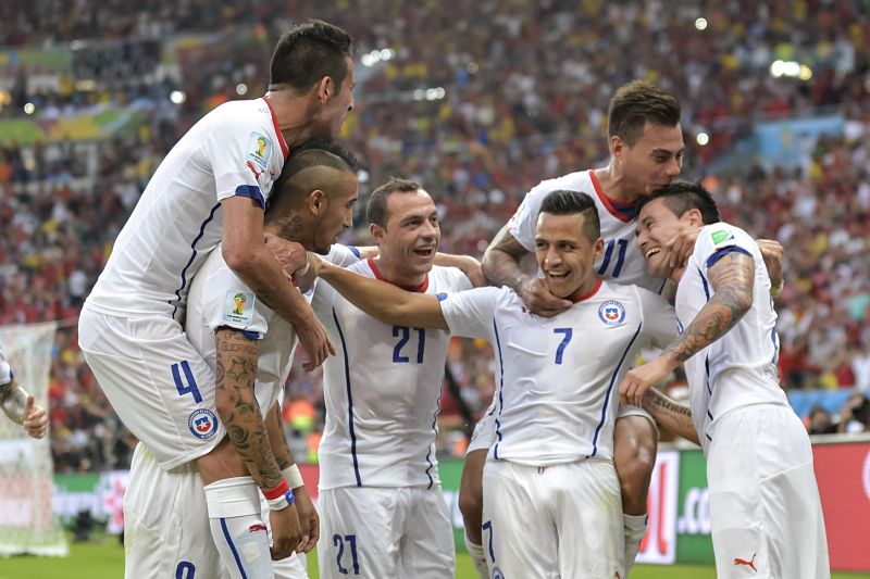 Fotbalisté Chile senzačně porazili obhájce titulu Španěly 2:0.