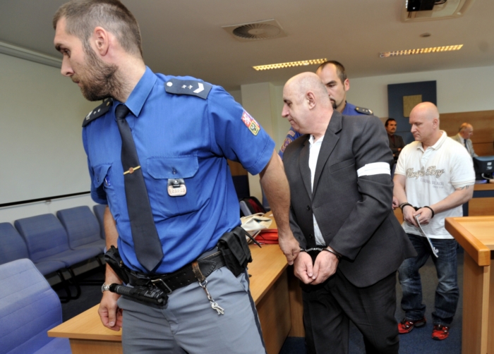 Jiří Vacula (uprostřed) se po poradě s rodinou rozhodl, že se neodvolá.