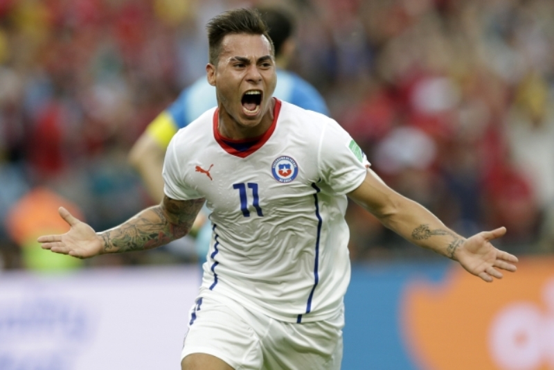 Eduardo Vargas se raduje z gólu. Eduardo Vargas se raduje z gólu.