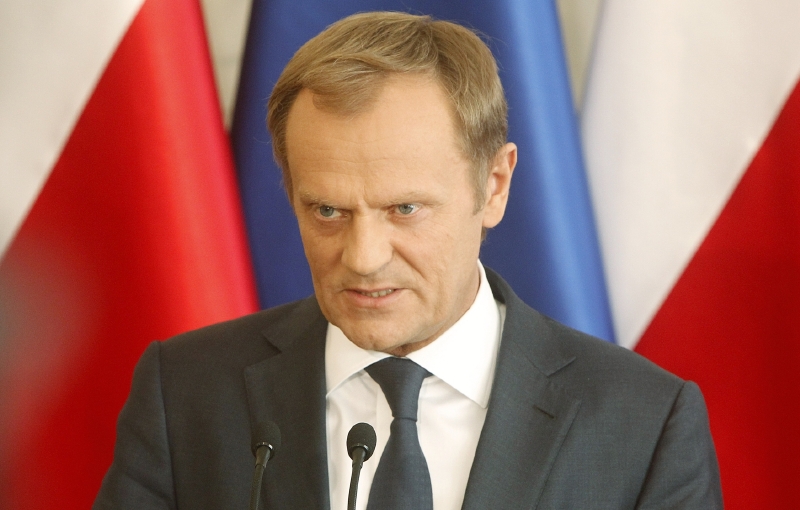 Premiér Tusk už skandál přestává bagatelizovat.