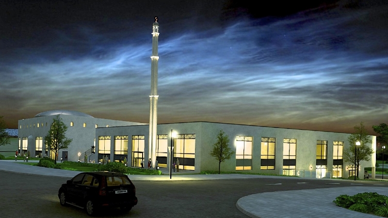 Sunnitská mešita s kupolí a 20 metrů vysokým minaretem je součástí moderního komplexu o rozloze 6800 metrů čtverečních.