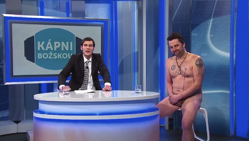 Slovensky mluvící moderátor a jeho nahý host.