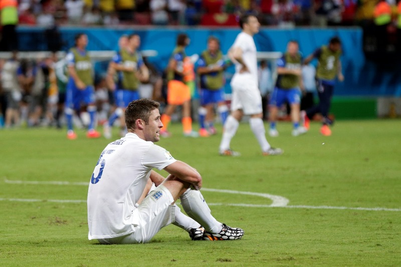 Jeden z nejhorších pocitů v kariéře prožívá anglický obránce Gary Cahill po porážce 1:2 s Uruguayí na mistrovství světa. Jeden z nejhorších pocitů v kariéře prožívá anglický obránce Gary Cahill po porážce 1:2 s Uruguayí na mistrovství světa.