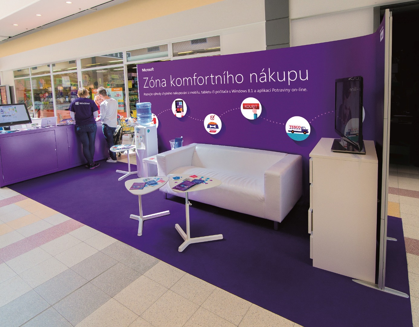 Stánek Microsoftu v Tescu.