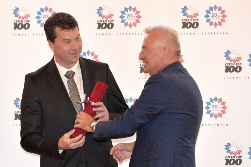 Spolumajitel S group holding Petr Syrovátko přebírá z rukou předsedy sdružení Czech Top  100 Jana Struže zvláštní cenu „Česká investice v zahraničí“.