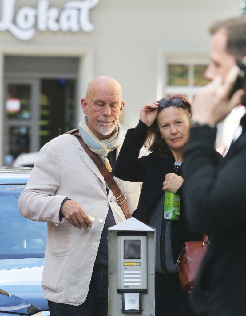 John Malkovich je v Praze, do české metropole přijel i s manželkou Nicolettou Peyranovou.