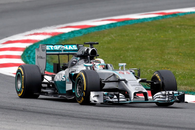 Jezdec Mercedesu Lewis Hamilton (na obr.) byl nejrychlejší v dopoledním tréninku. Jezdec Mercedesu Lewis Hamilton (na obr.) byl nejrychlejší v dopoledním tréninku.