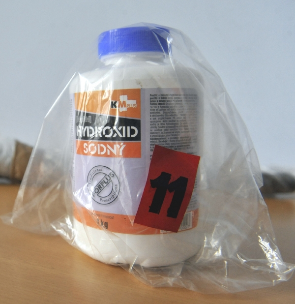 Špatným překladem je v knize doporučeno do koupele přidat jedovatý hydroxid sodný.