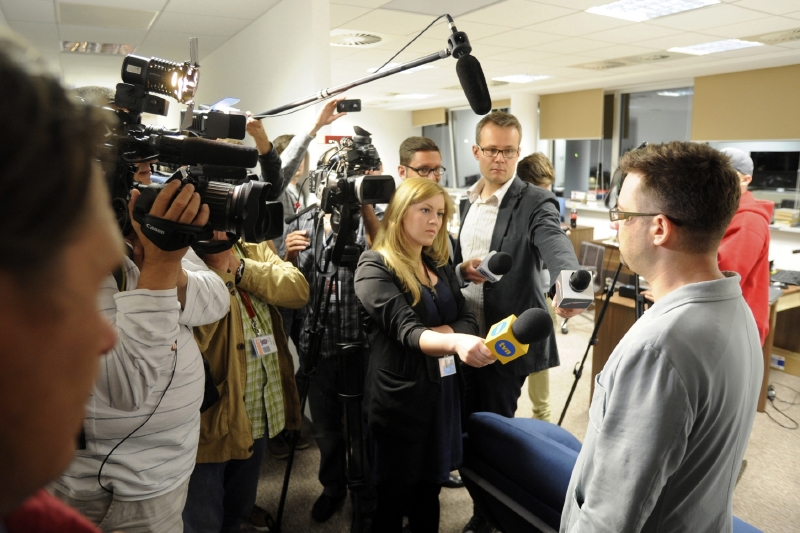 Redaktor časopisu Wprost Marcin Dzierzanowski popisuje médiím razii bezpečnostních složek.