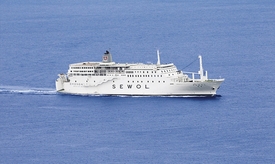 Majitel trajektu Sewol miliardář Ju Pjon-un je stále na útěku.