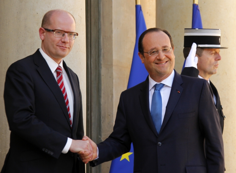 Premiér Bohuslav Sobotka s francouzským prezidentem Françoisem Hollandem. Premiér Bohuslav Sobotka s francouzským prezidentem Françoisem Hollandem.