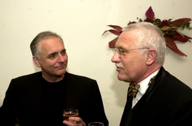 V té době senátor Václav Fischer s tehdejším předsedou ODS Václavem Klausem (2001).