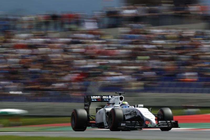 Poprvé v sezoně nejsou na čele jezdci mercedesu. Kvalifikaci ovládli vozy Williams.