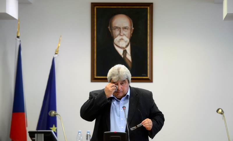 Josef Řihák oznamuje rezignaci na post hejtmana. Josef Řihák oznamuje rezignaci na post hejtmana.