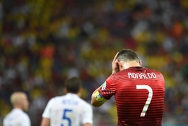 Portugalský zmar. Cristiano Ronaldo se po zápase s USA musel držet za hlavu.