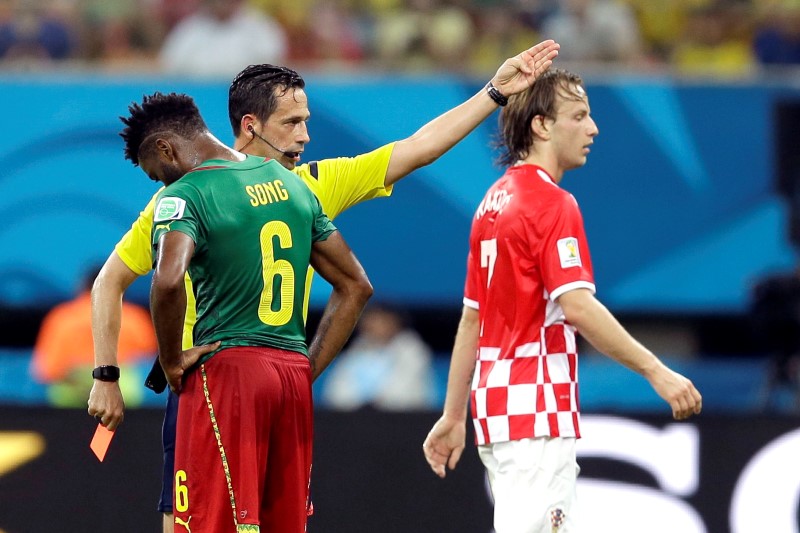 Kamerunský fotbalista Alex Song dostal za úder loktem do zad Chorvata Maria Mandžukiče na mistrovství světa v Brazílii třízápasový distanc.