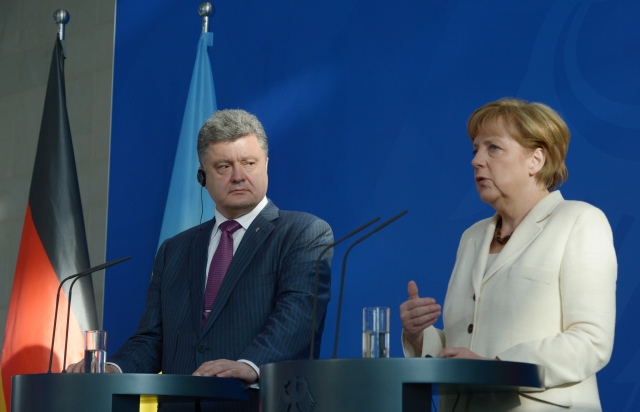 Porošenko s Merkelovou na počátku června v Berlíně.