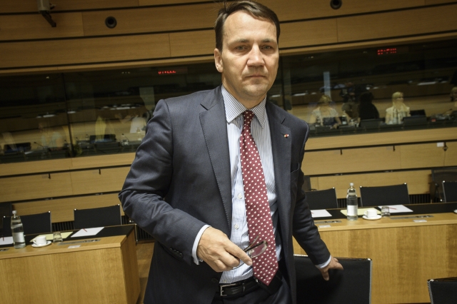 Polský ministr zahraničí Radek Sikorski. Polský ministr zahraničí Radek Sikorski.