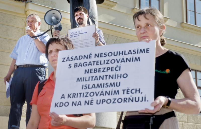 Asi desítka lidí v pondělí u sochy prvního československého prezidenta T.G. Masaryka na Hradčanském náměstí protestovala proti "militantnímu islamismu". Asi desítka lidí v pondělí u sochy prvního československého prezidenta T.G. Masaryka na Hradčanském náměstí protestovala proti "militantnímu islamismu".