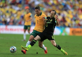 Španělský záložník Andres Iniesta (vpravo) v souboji s Mathewem Leckiem z Austrálie.