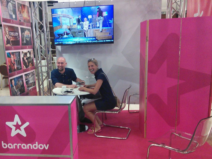 Stánek TV Barrandov na veletrhu NATPE. Usměvavá dáma na snímku je programová ředitelka televize Markéta Daems.