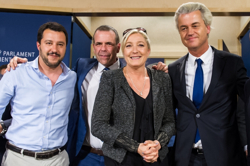 Marine Le Penová s Geertem Wildersem (vpravo), federálním sekretářem italské Ligy severu Matteem Salvinim (vlevo) a sekretářem rakouských Svobodných Haraldem Vilimským.