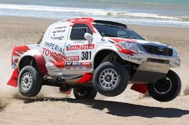 Toyota Hilux na dakarské trati.