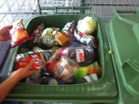 V popelnicích lze nalézt spoustu dobrot.