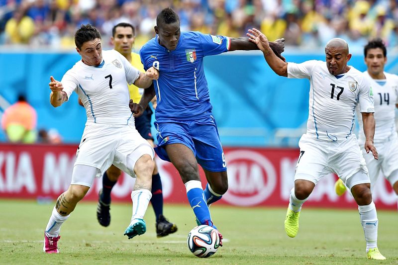 Italové i s hvězdou Balotellim jedou po porážce od Uruguaye domů. 