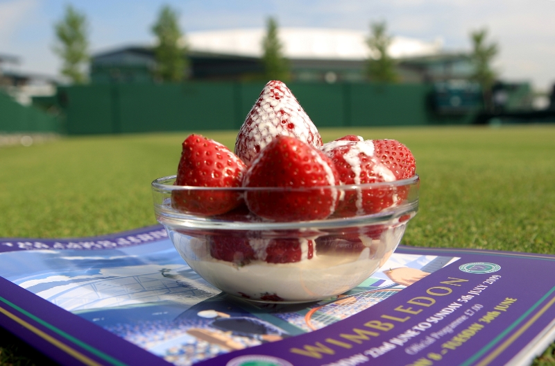 Jahody se smetanou k Wimbledonu prostě patří.