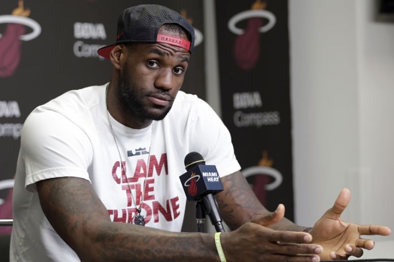 Basketbalista LeBron James možná skončí v týmu Miami. Basketbalista LeBron James možná skončí v týmu Miami.