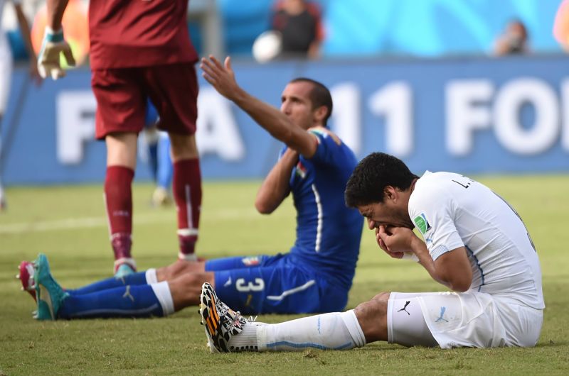 Uruguayec "kanibal" Suaréz opět kousl protihráče. 
